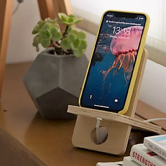 SOPORTE UNIVERSAL PARA CELULAR DE MADERA EN BOLSA DE LIENZO