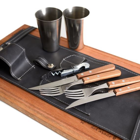 TABLA DE ASADO GOURMET CON CUBIERTOS 'TRAMONTINA', VASOS Y DESTAPADOR