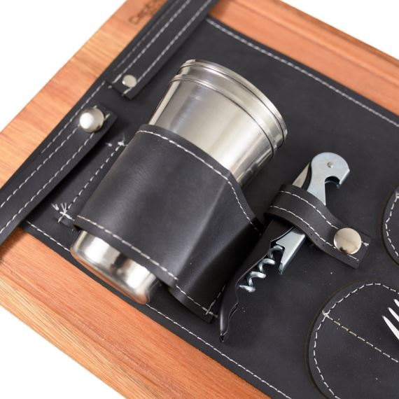 TABLA DE ASADO GOURMET CON CUBIERTOS 'TRAMONTINA', VASOS Y DESTAPADOR