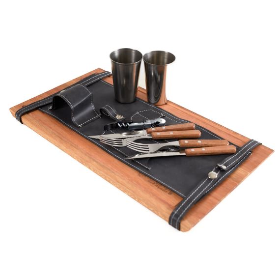 TABLA DE ASADO GOURMET CON CUBIERTOS 'TRAMONTINA', VASOS Y DESTAPADOR